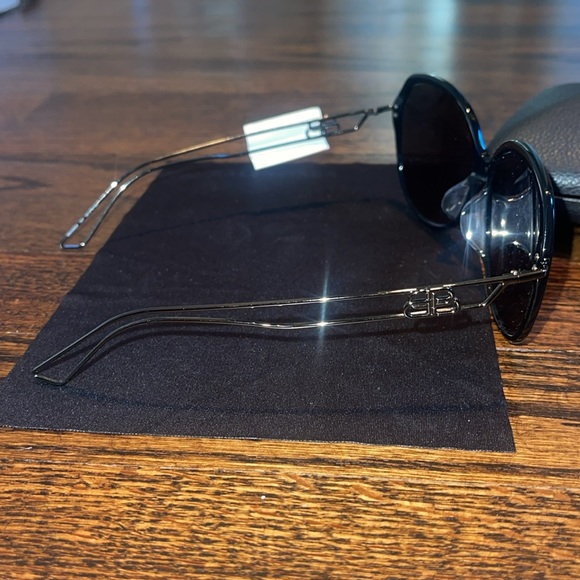 Balenciaga sunglasses. Brand new with case and lense cleaner cloth - Picture 6 of 12